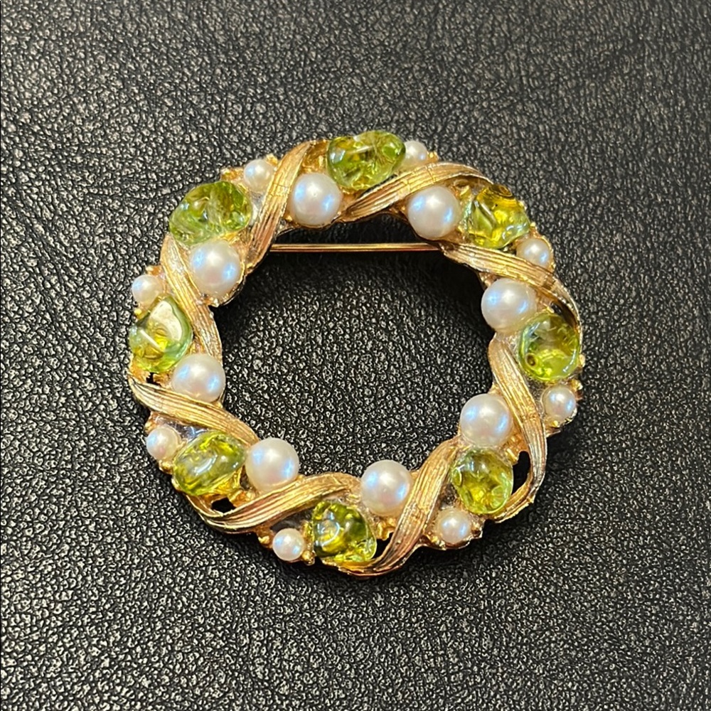Peridot & Faux Pearls Gold-tone Ribbon Wrapped Eternity Vintage Brooch